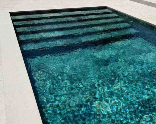 Piscine effet pierre de Bali