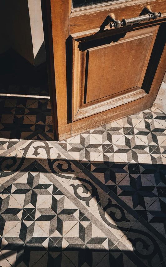Quel carrelage choisir pour agrandir une petite entrée sombre ?