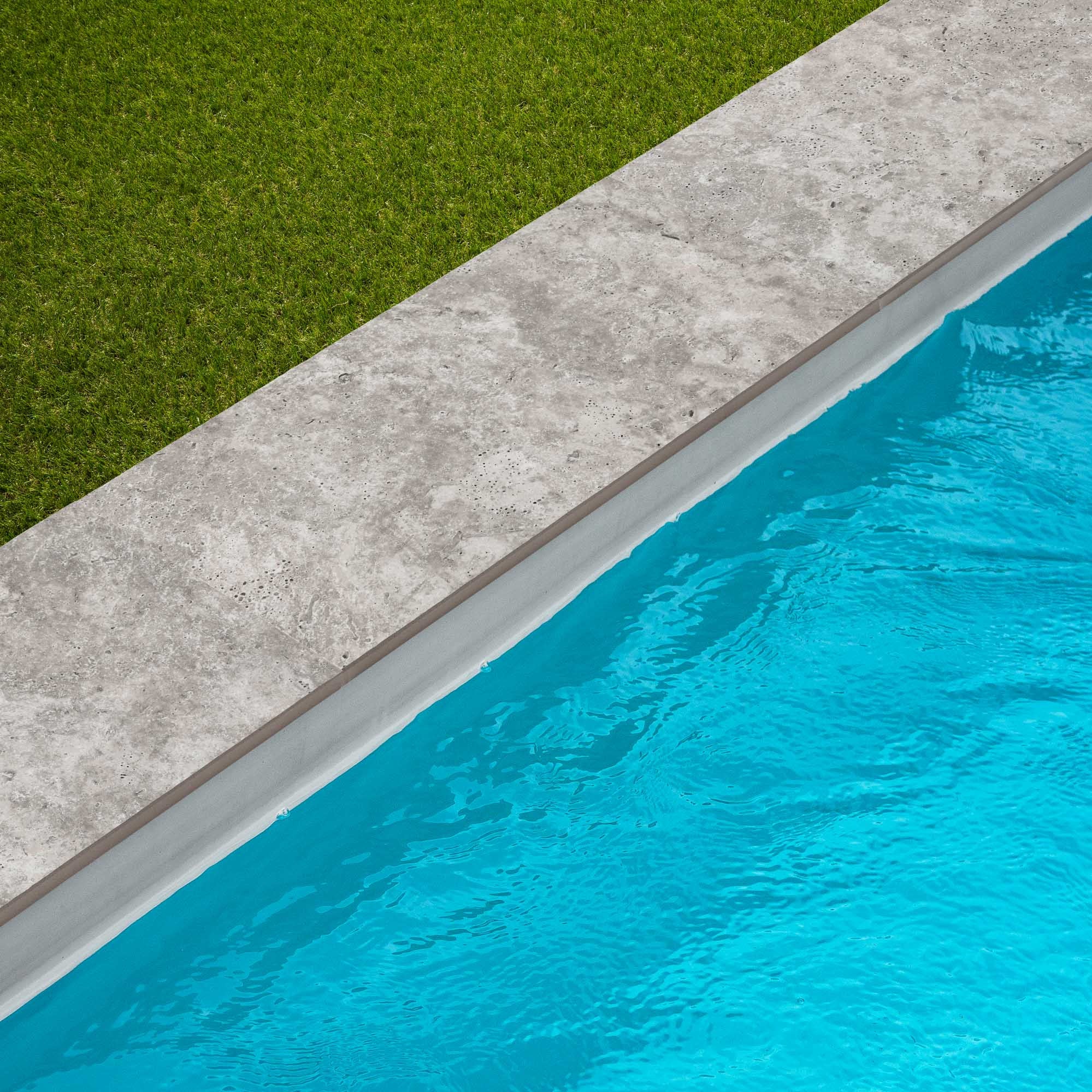 Margelle de piscine effet Travertin Gris 60x28x2 cm Bord Droit Pietra