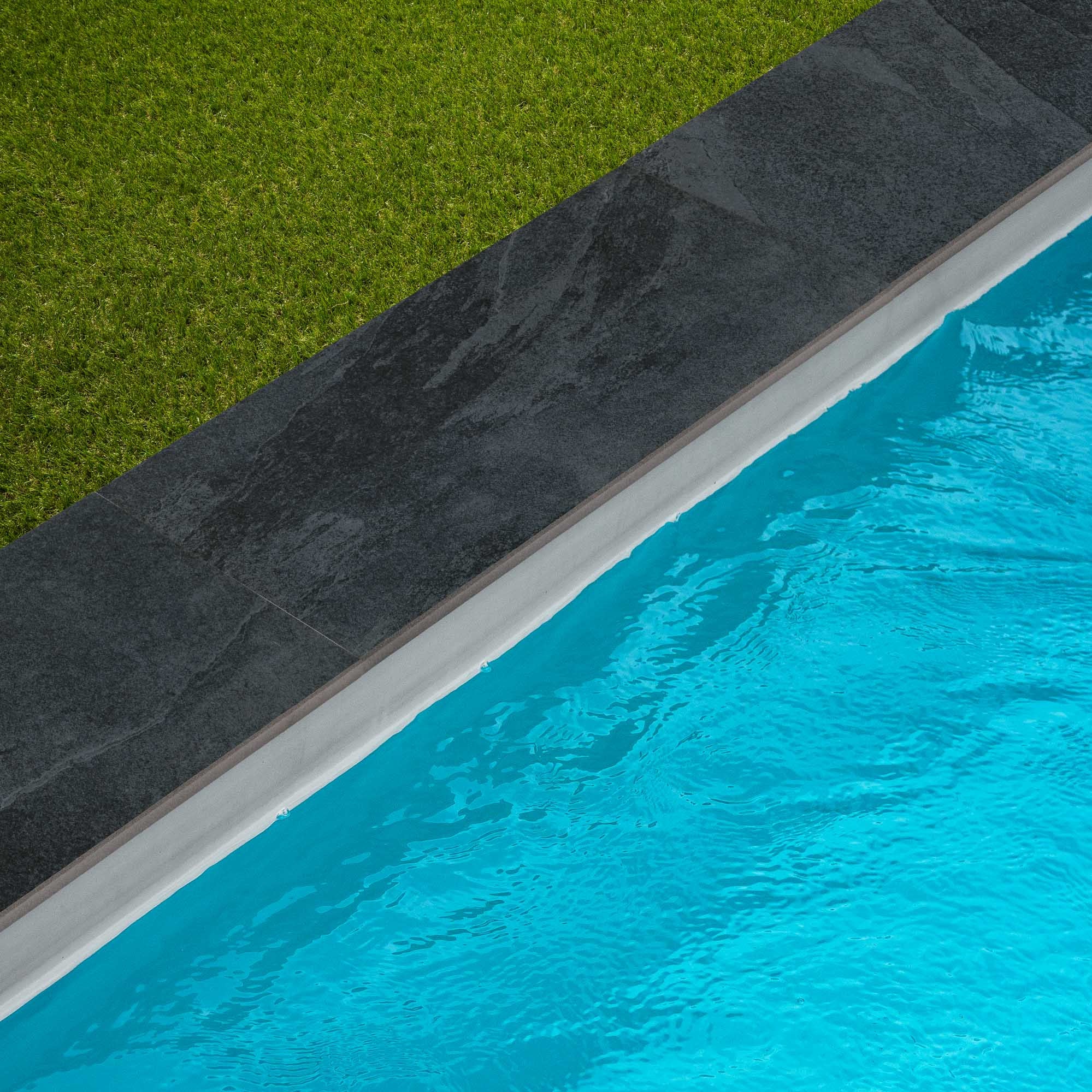 Margelle de piscine effet Ardoise Noire 60x28x2 cm Bord Droit Pietra