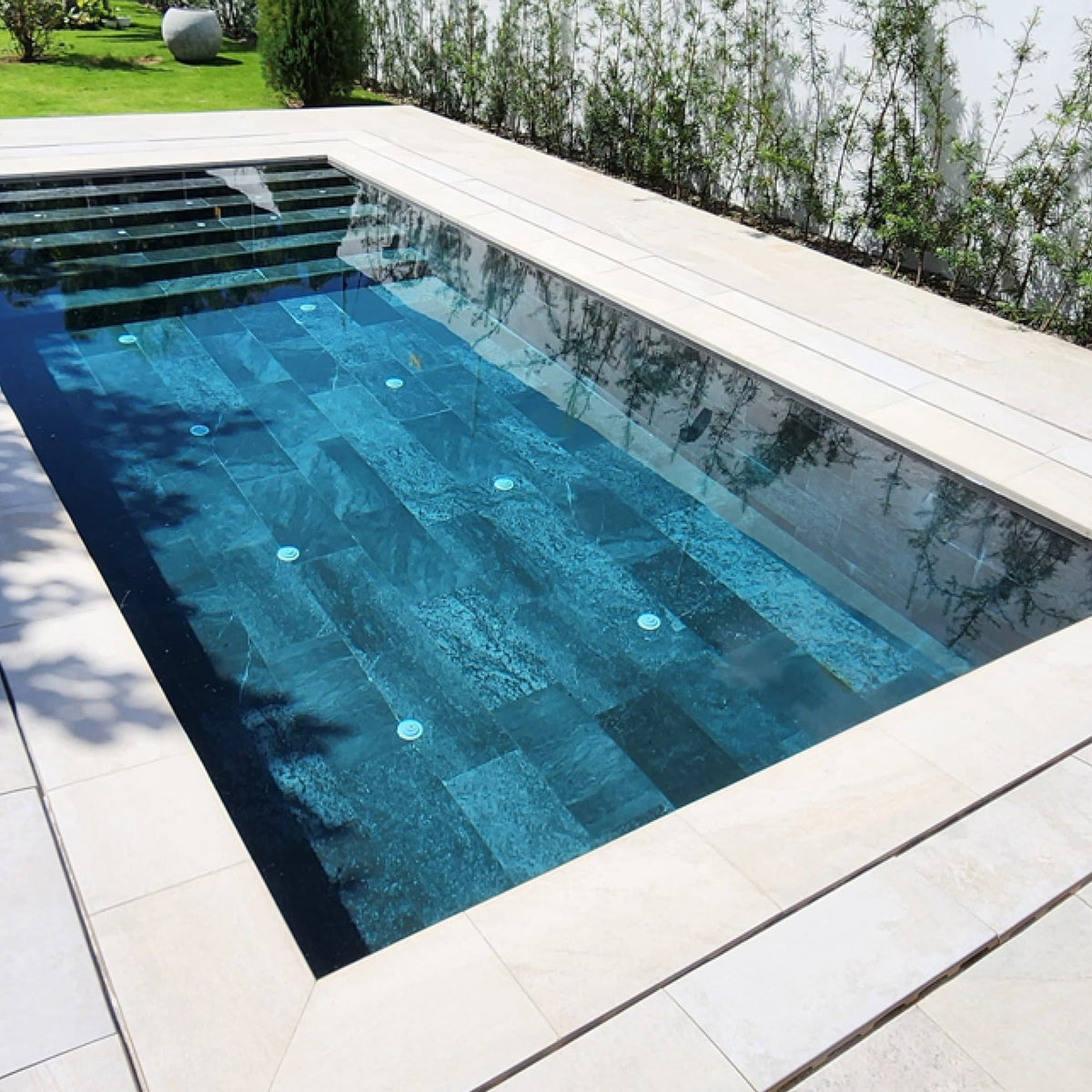 Carrelage Piscine effet Pierre de Bali Noir 62,6x31x0,9 cm Lombok