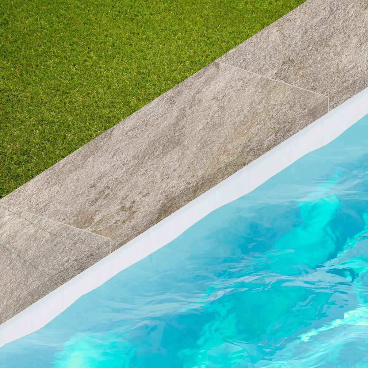 Margelle de piscine effet Pierre Quartzite Gris Argent 90x33x2 cm Bord Droit avec retombée Salvero