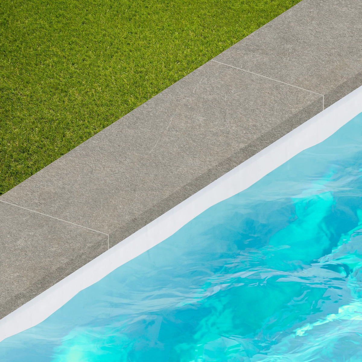 Margelle de piscine effet Pierre Quartzite Gris Cendré Cut 90x33x2 cm Bord Droit avec retombée Venturo